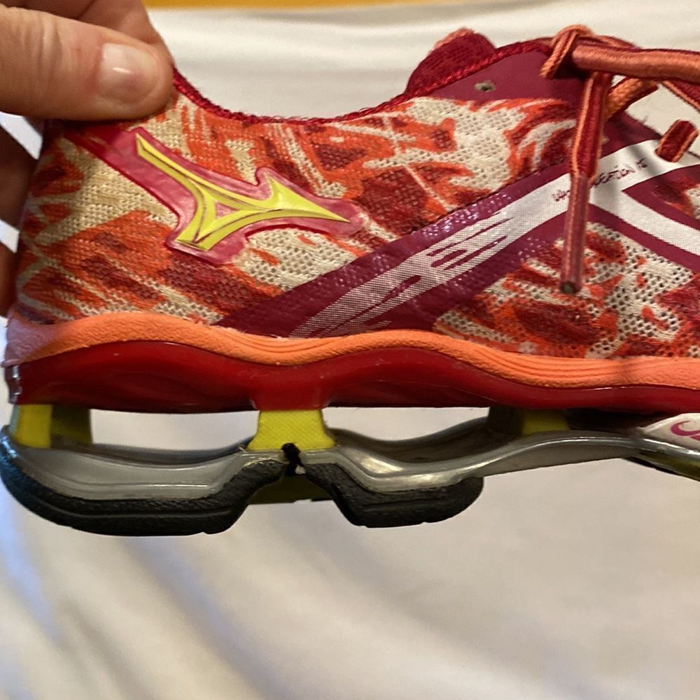 Mizuno “wave” pink/white tie dye design mesh lightweight running shoes size 7.5 - Picture 2 of 6